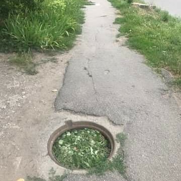 В Запорожье оригинально “замаскировали” открытые люки