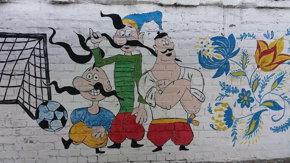 “Делает город красивым”: запорожский художник преобразил стену на Каховской (ФОТО)