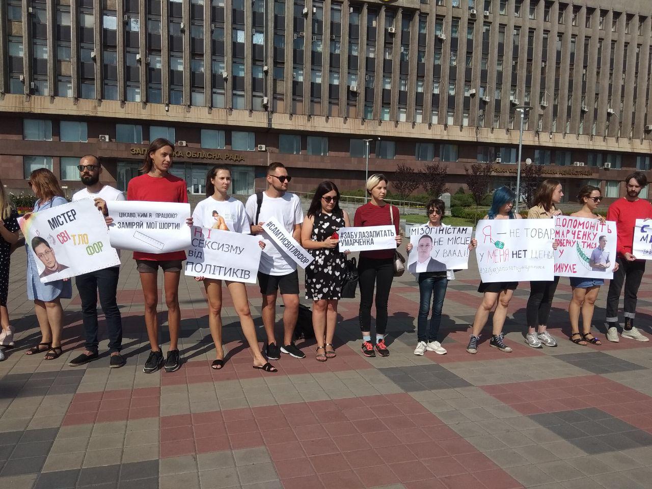 “Мое платье слишком короткое?”: в Запорожье мужчины в юбках вышли на митинг против Марченко