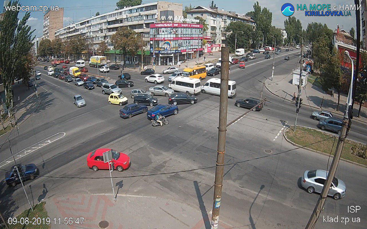 В Запорожье в районе Пушкина транспортный коллапс – целый час не работает светофор (ФОТО)