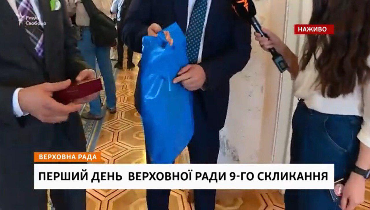 Что находится в синих пакетах, с которыми в Раде ходят депутаты (ФОТО)
