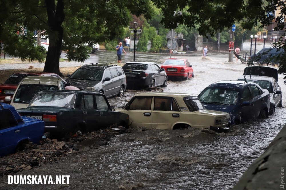 Смыло машины и разворотило улицы: Одессу накрыл сильнейший шторм (фото, видео)