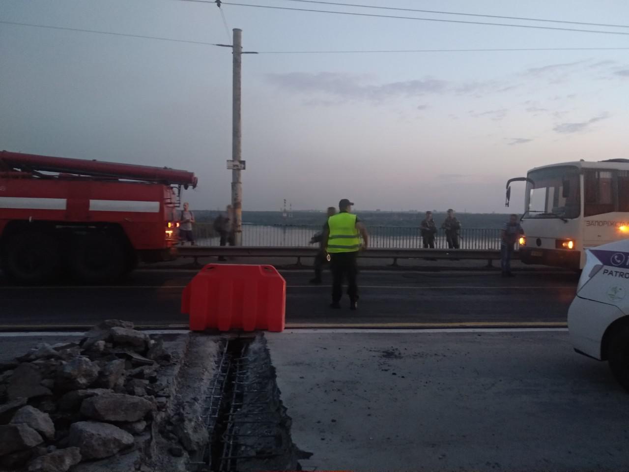 В Запорожье посреди плотины сломался автобус (ФОТО)