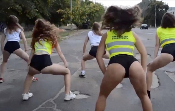 “Танец над ямами”: девушки в нижнем белье требовали отремонтировать дороги