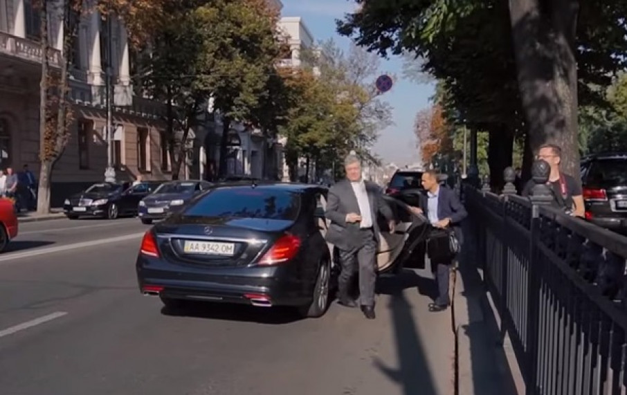 Порошенко возле здания Рады поймали на нарушении ПДД (ВИДЕО)