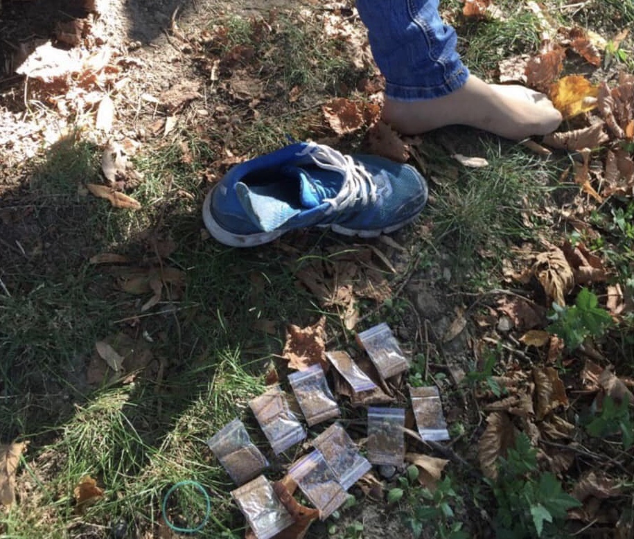 В Запорожье женщина прятала наркотики в кроссовках (ФОТО)