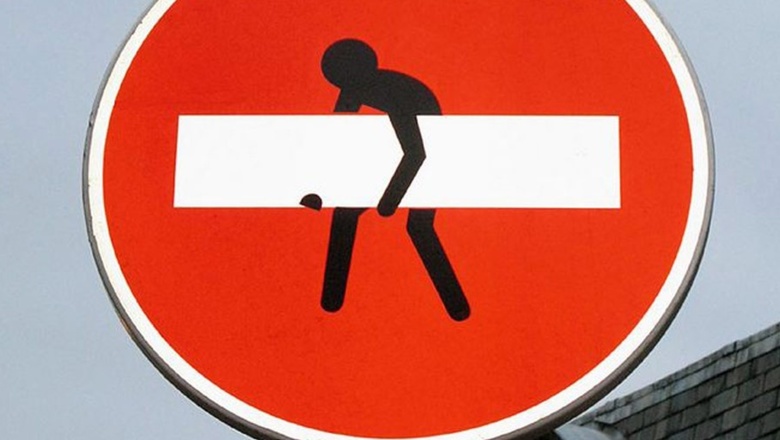 Житель Запорожья нёс дорожный знак на металлолом (ФОТО)