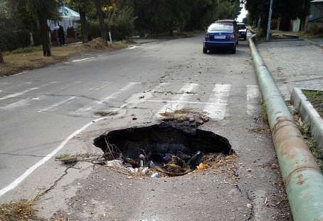 В Запорожской области автомобиль провалился под землю (ФОТО)