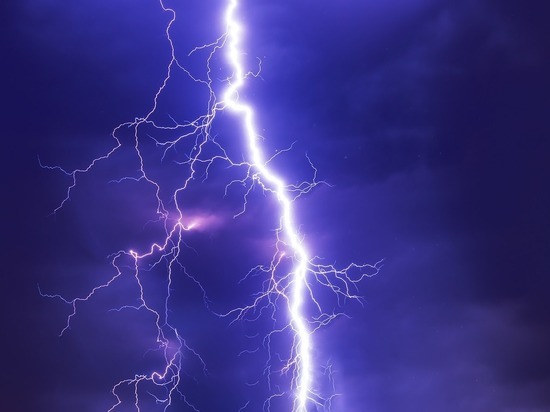 «Ловці блискавок» поділилися знімками неймовірного атмосферного явища над Запоріжжям (ФОТО)