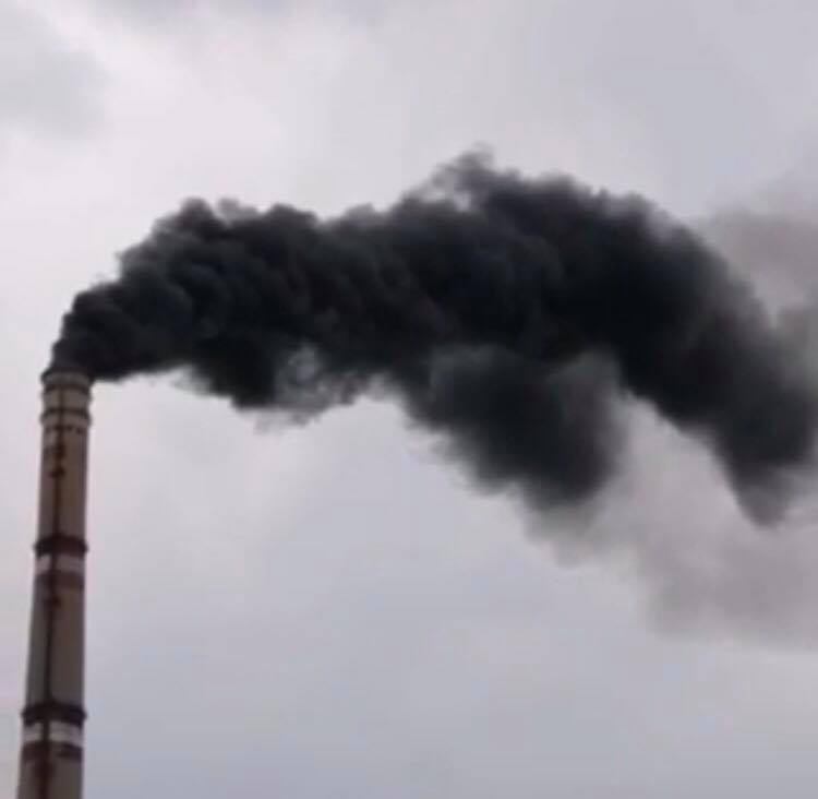 Из трубы тепловой станции в Запорожской области “валит” черный дым (ВИДЕО)
