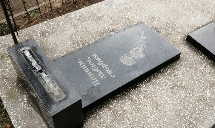 В Запорожской области неизвестные разгромили кладбище (ФОТО)