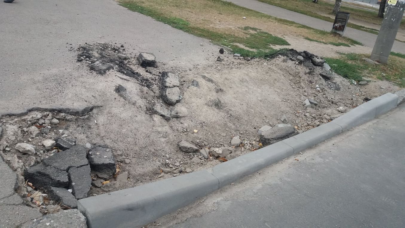 «С коляской заехать нереально»: в Запорожье отремонтировали дорогу, а за тротуар забыли (ФОТО)