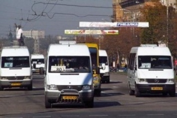 В Запорожье водитель маршрутки с технической неисправностью нарушил ПДД (ВИДЕО)