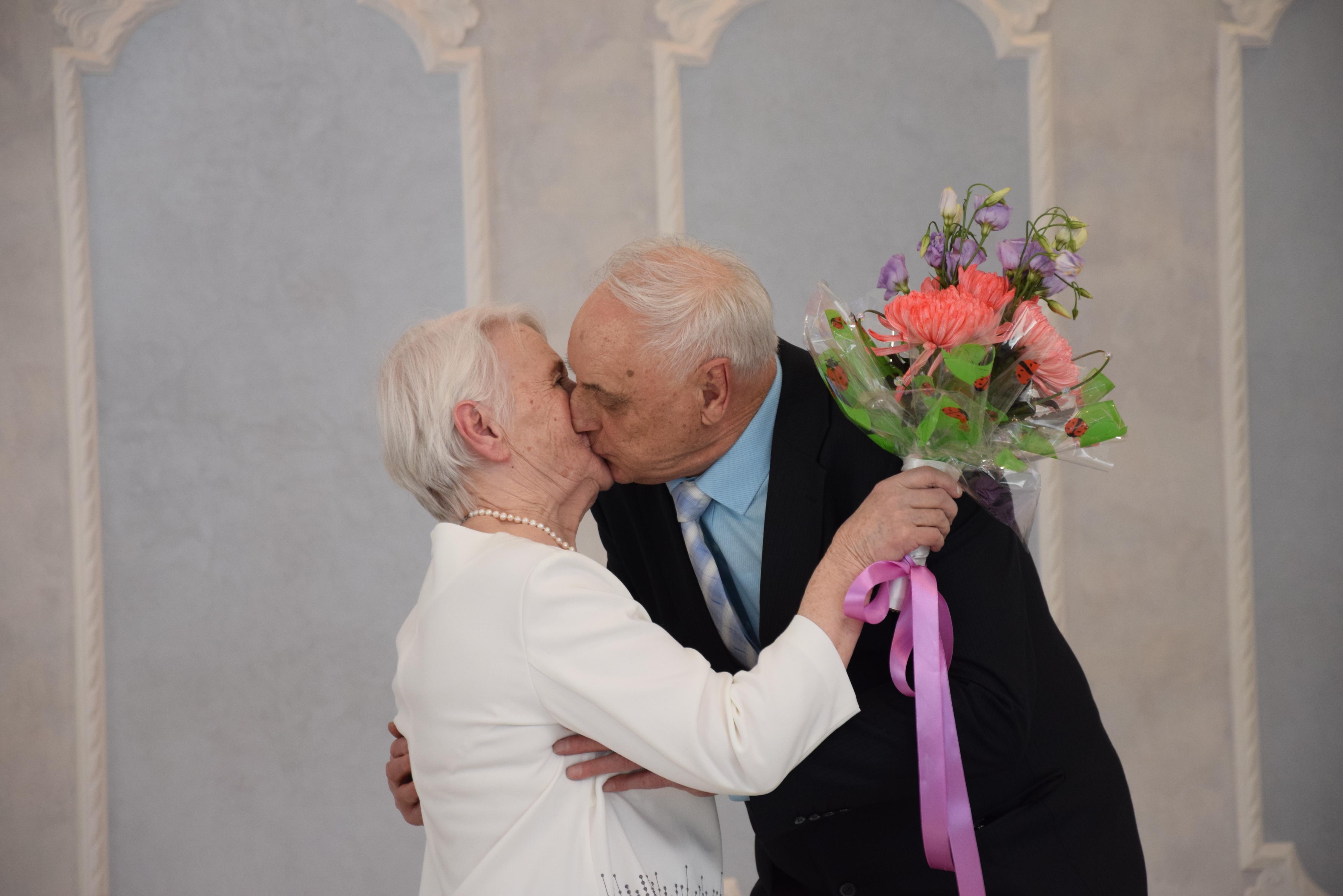 Запорожская семья отпраздновала бриллиантовую свадьбу: пару поздравил мэр (ФОТО)