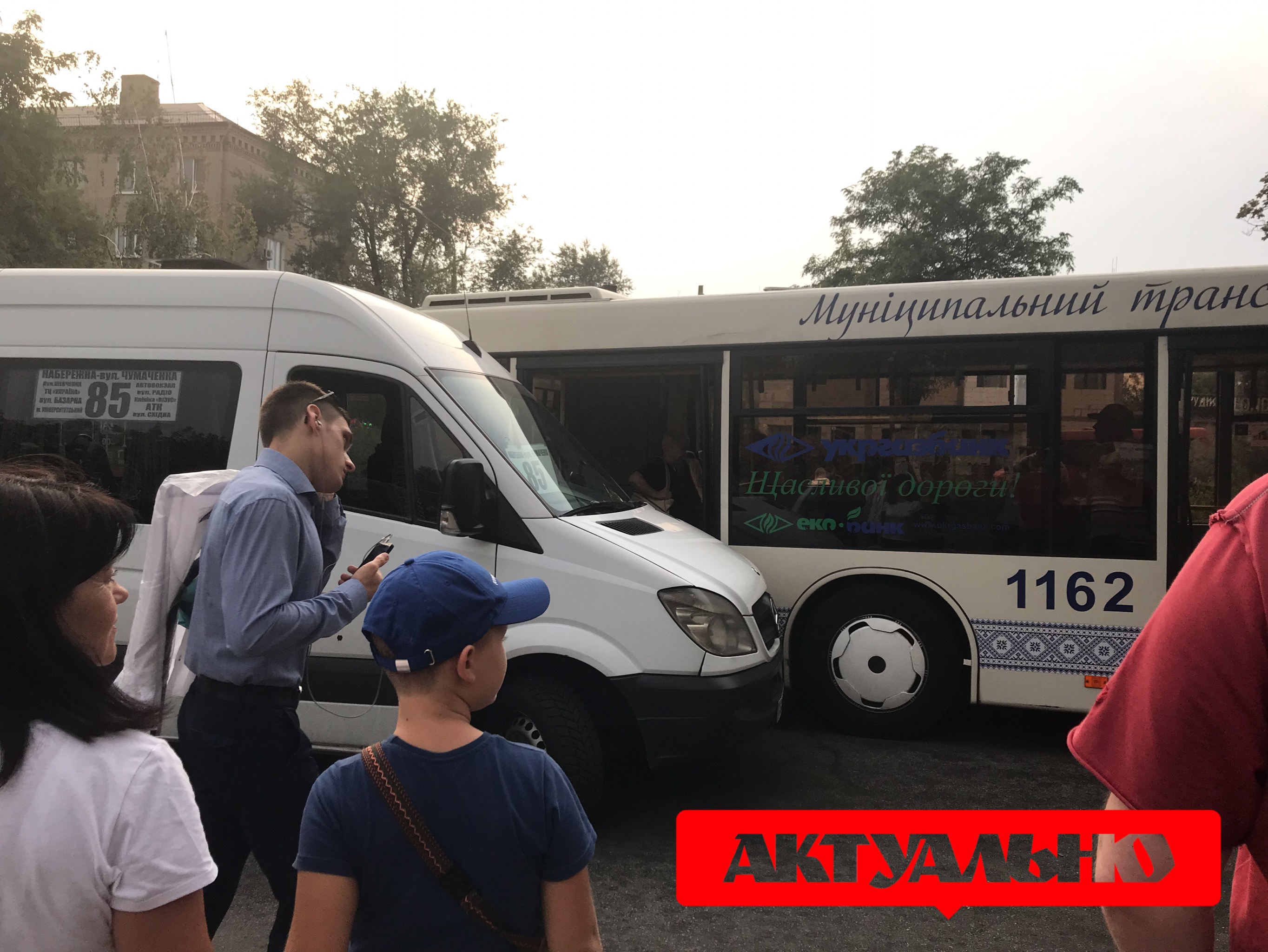 В Запорожье муниципальный автобус подрезал маршрутку с пассажирами (ФОТО, ВИДЕО)