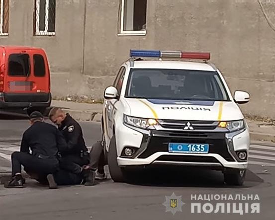 Совершил кражу, ударил полицейского и сбежал: подробности задержания дебошира с ножом в Запорожской области (ФОТО, ВИДЕО)