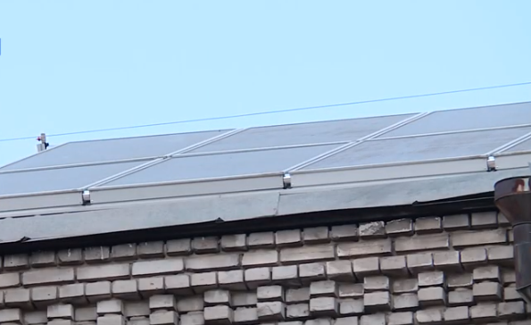 В Запорожье на крыше одного из общежитий установили солнечные батареи (ВИДЕО)