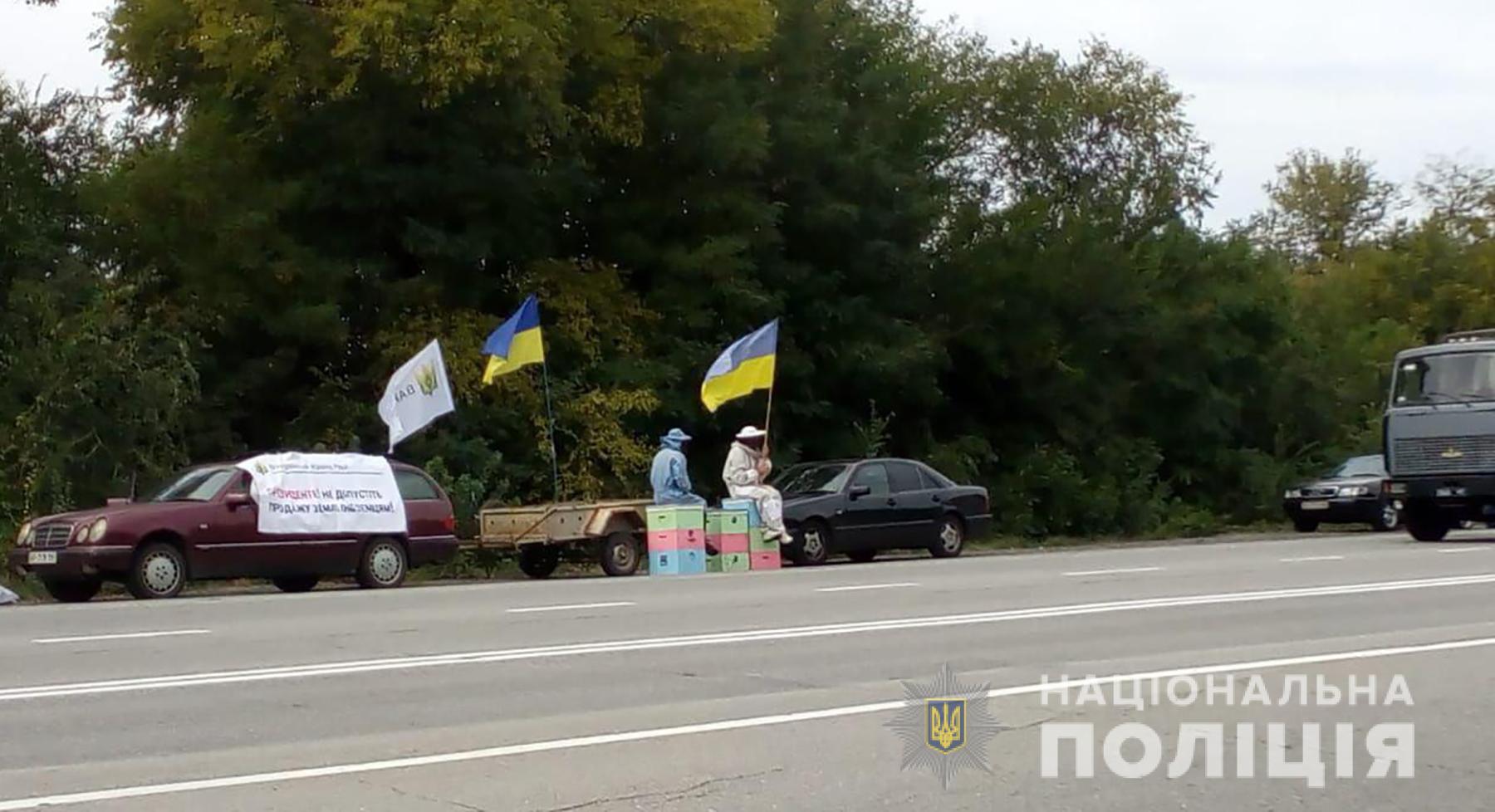 На запорожской трассе проходит акция против продажи земли (ФОТО)