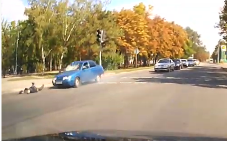 В сети появилось видео момента ДТП в Запорожье, в котором автомобиль сбил пешехода (ВИДЕО)