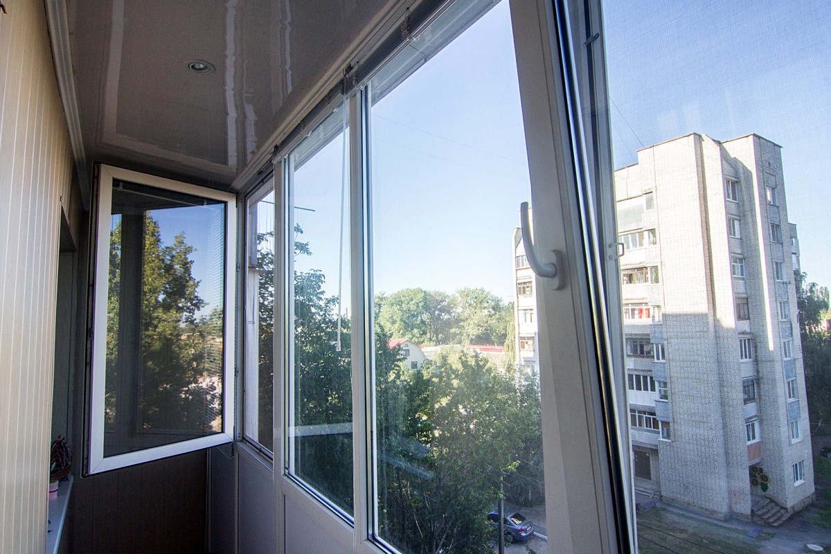 В Запорожье неадекватный юноша взбирался в квартиру по балконам соседей (ВИДЕО)