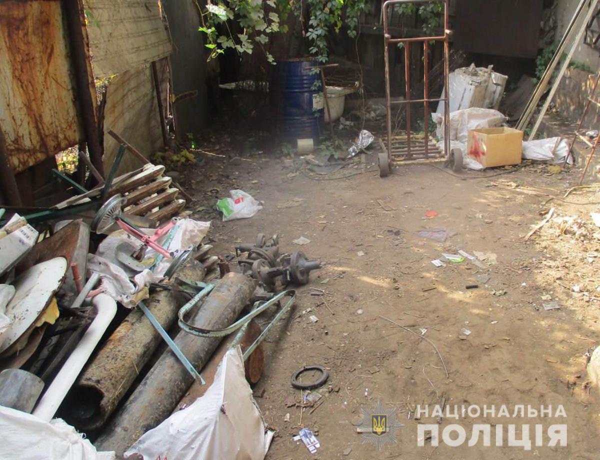 “Богатый улов”: полицейские изъяли у жителя Запорожья более тонны металлолома, наркотики и пистолет (ФОТО)