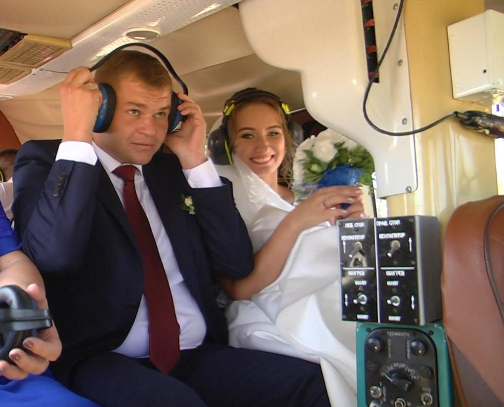 “Браки заключаются на небесах”: в сети появилось видео, как запорожские молодожены летели на вертолете (ФОТО, ВИДЕО)