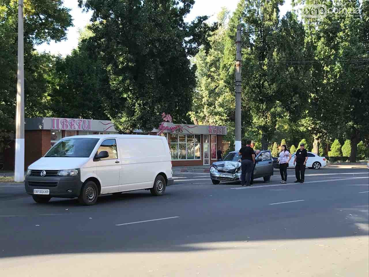 В Запорожской области микроавтобус врезался в легковушку (ФОТО)