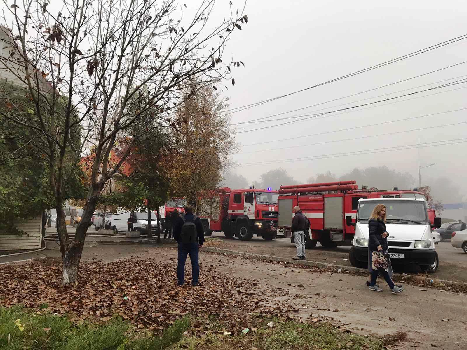 В Запорожье произошел пожар в торговом комплексе: подробности (ФОТО)