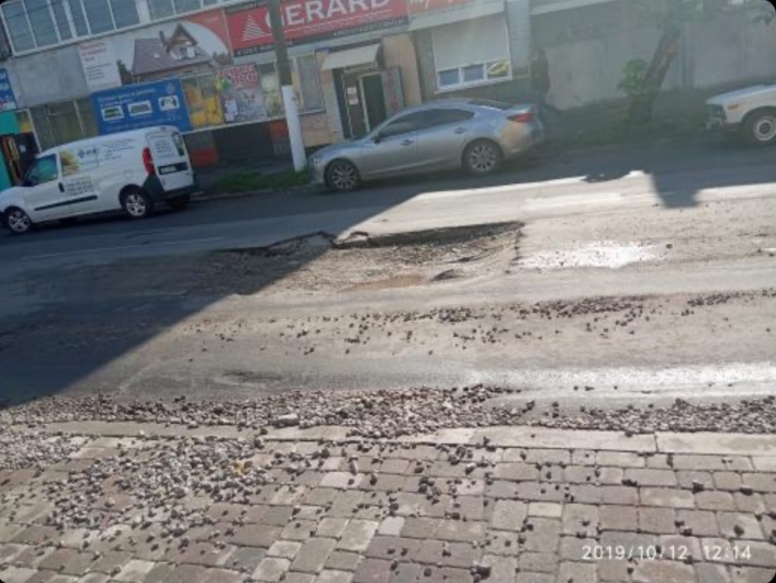 В Запорожской области яма на дороге чуть стала причиной трагедии (ВИДЕО)