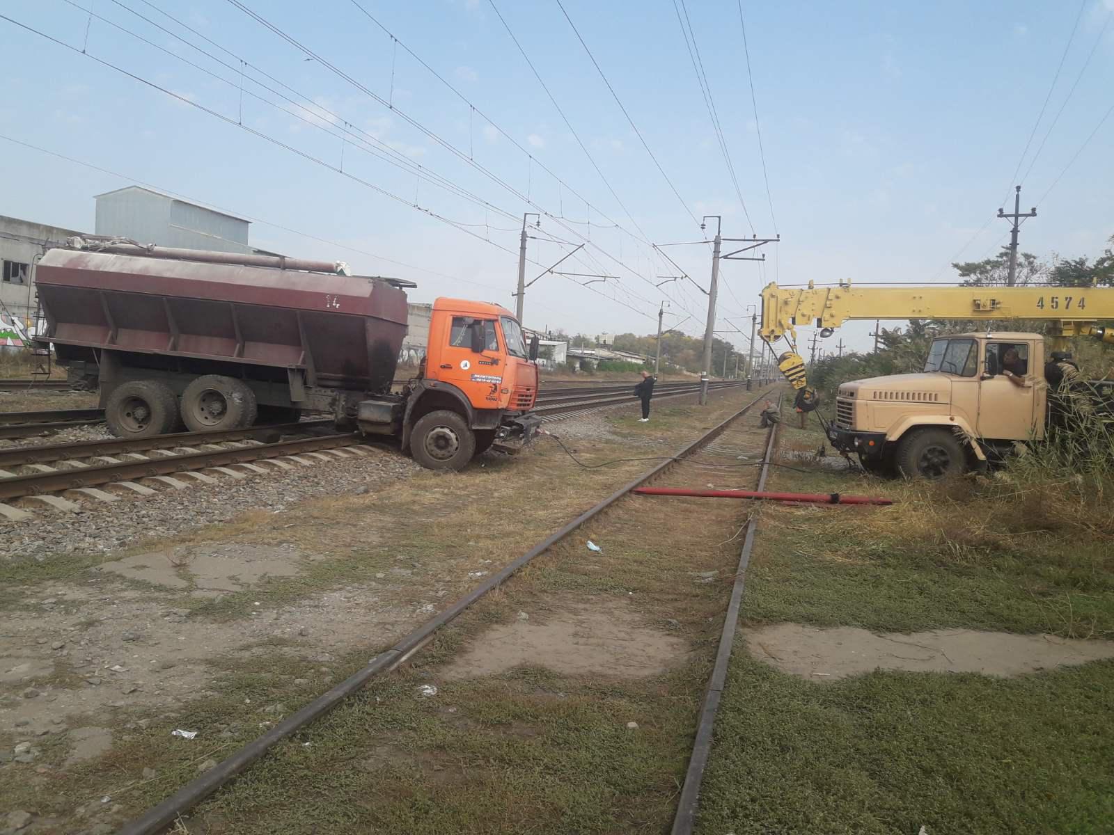 В Запорожской области неуправляемый КамАЗ, пробив бетонный забор, застрял на ж/д путях (ФОТО)
