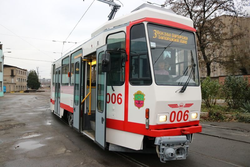 “Вышел за ром-колой”: запорожский автохам заблокировал движение трамвая (ФОТО)