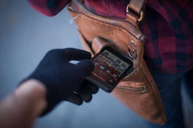 Запорожская карманница попалась в объектив камеры наблюдения (ФОТО)