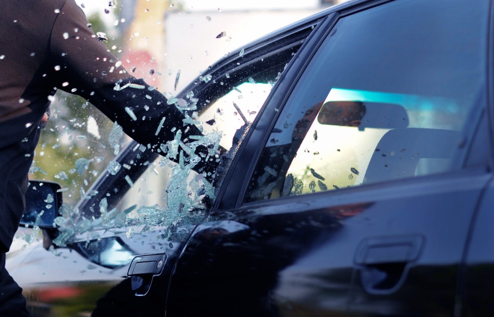 В Запорожье мужчина разбил окно автомобиля и похитил вещи (ФОТО)