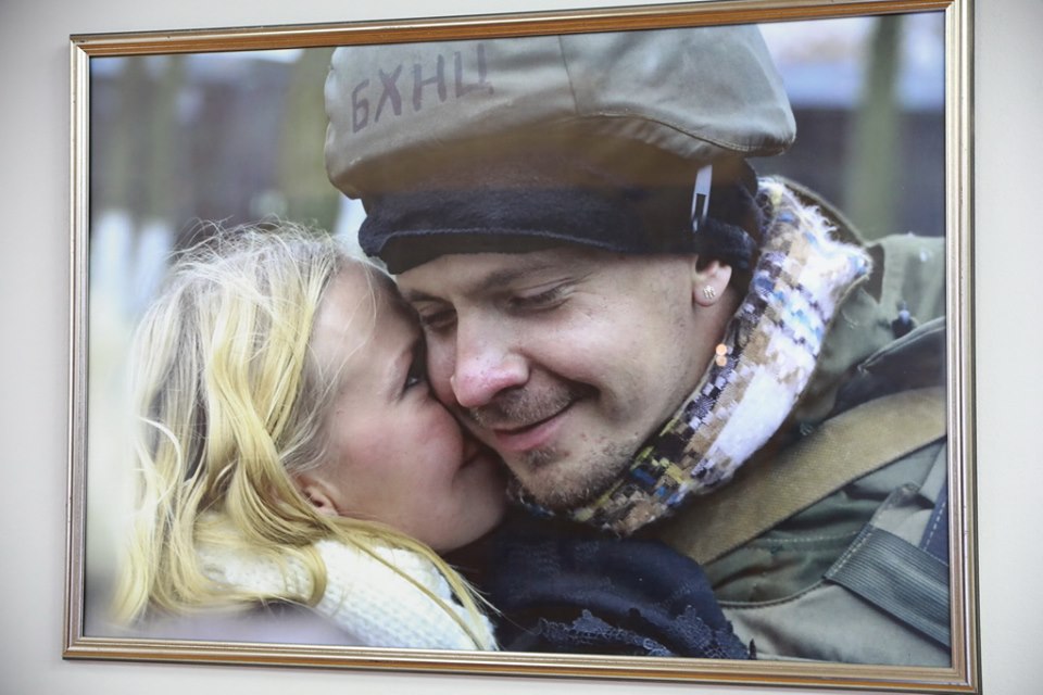 Ко Дню защитника в галерее Запорожской обладминистрации появились новые фотографии (ФОТО)
