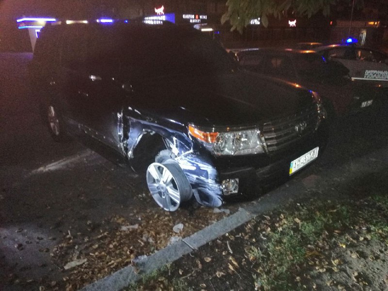 В Запорожье водитель на внедорожнике пролетел на “красный” и ударил две машины (ФОТО)