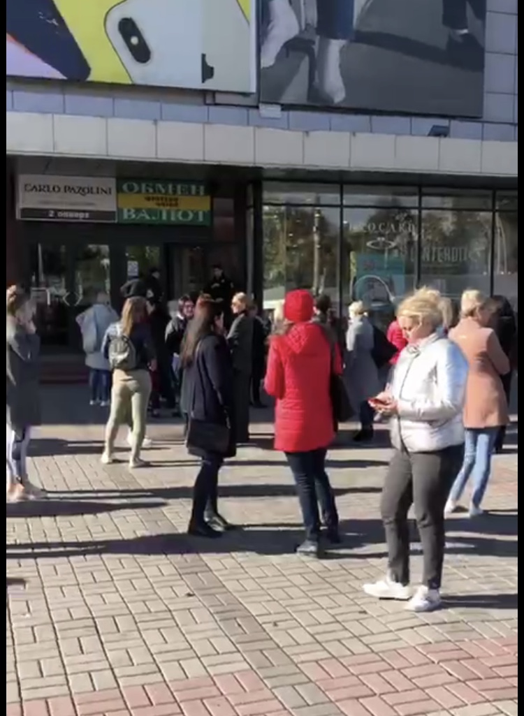 В Запорожье с ТЦ «Украина» эвакуируют посетителей (ФОТО, ВИДЕО)