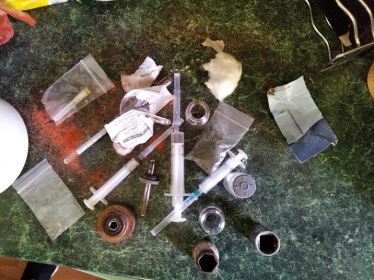 Использованные шприцы и ампулы: в Запорожской области накрыли наркопритон (ФОТО)