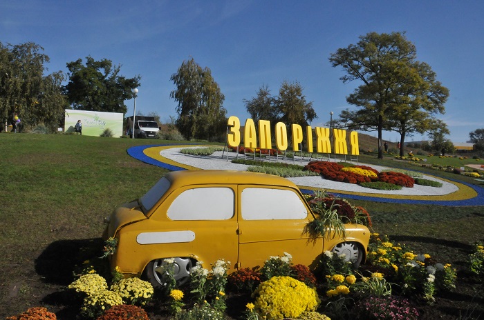Караоке на Майдане, ярмарка, “ВВ” и цветочные конструкции: Запорожье празднует День города