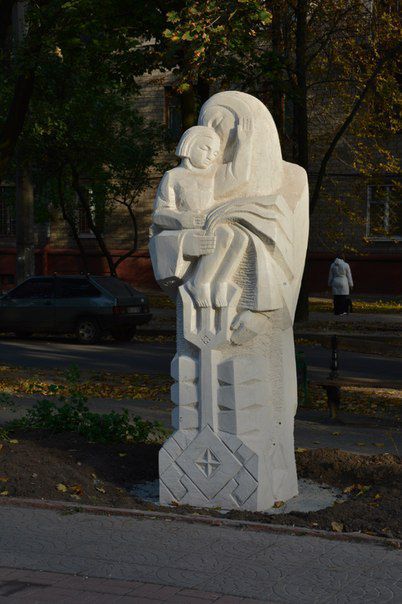 В Запорожье на бульваре Шевченко демонтировали каменные скульптуры