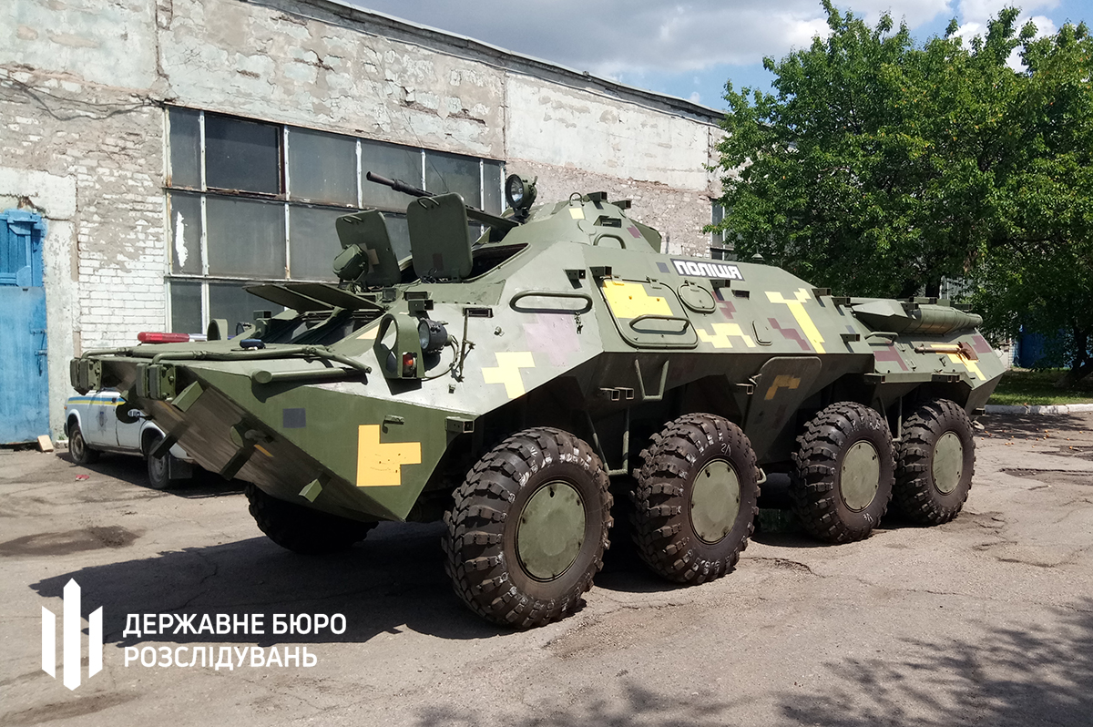 Запорожский чиновник закупил непригодные б/у шины для полицейских БТРов (ФОТО)