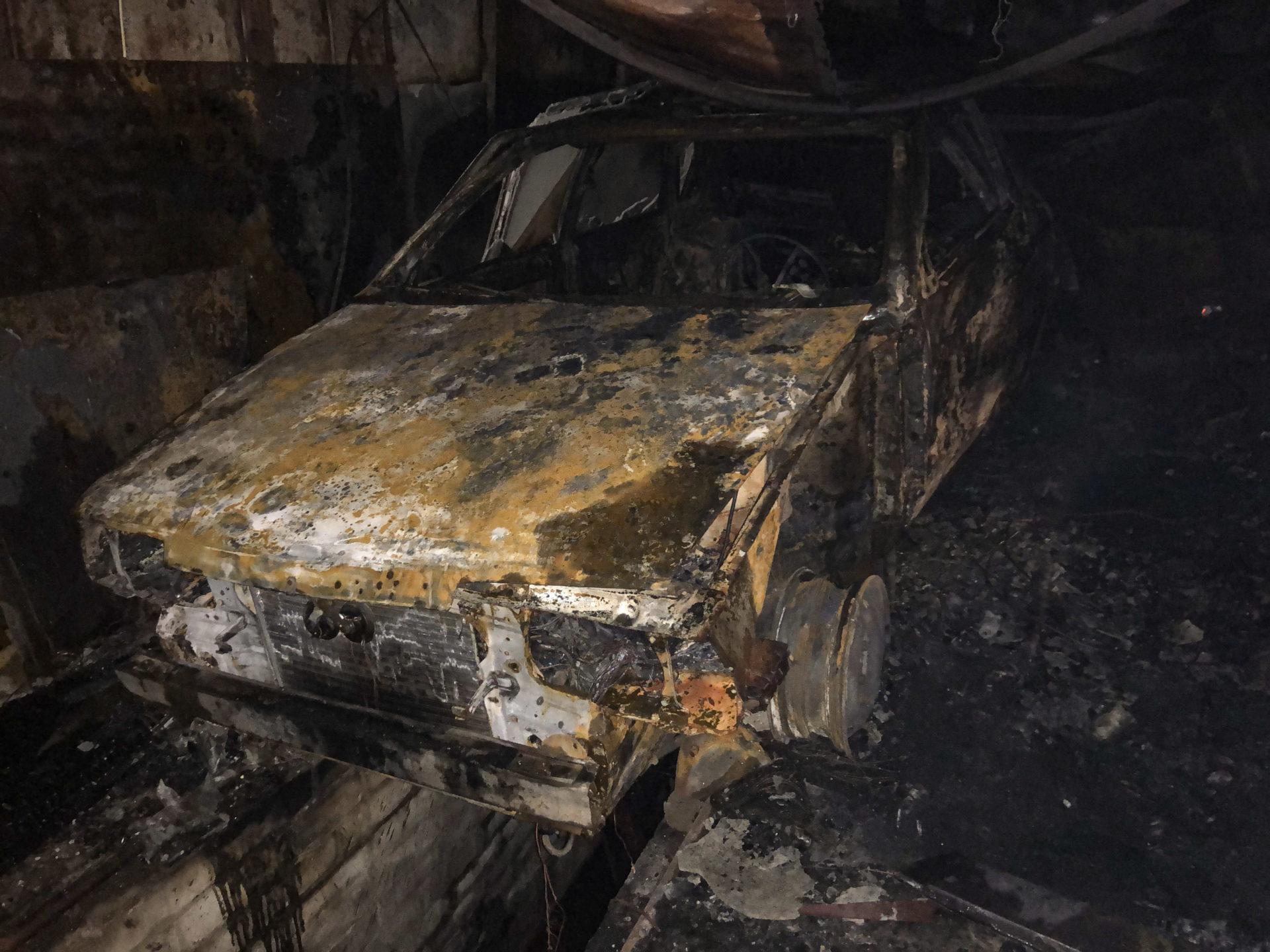 В Бердянске в гараже дотла сгорел автомобиль: один человек госпитализирован (ВИДЕО, ФОТО)