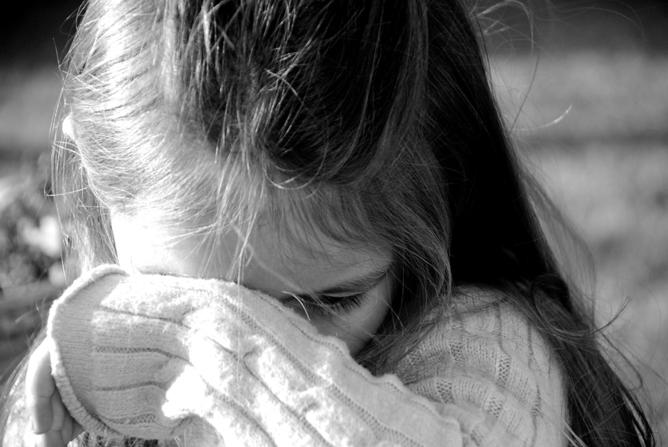 “Валялись” возле киоска: в Запорожье ребенок полчаса плакал возле пьяных родителей (ВИДЕО)