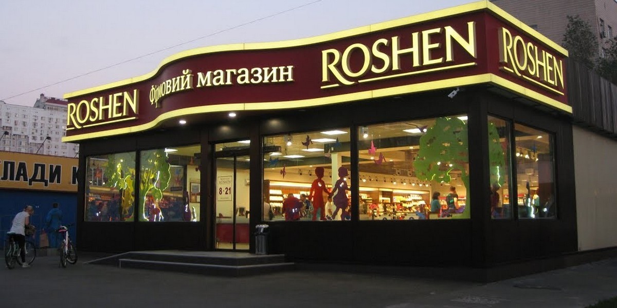 “Готовятся к открытию”: в Запорожье устанавливали вывеску магазина ROSHEN (ФОТОФАКТ)