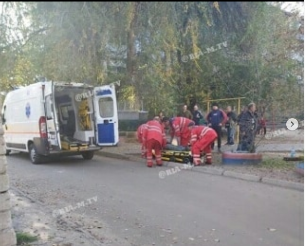 В Запорожской области посреди улицы рухнула металлическая труба: есть пострадавшие (ФОТО)
