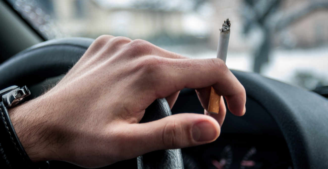Запорожский водитель маршрутки курил в салоне полном пассажиров (ВИДЕО)