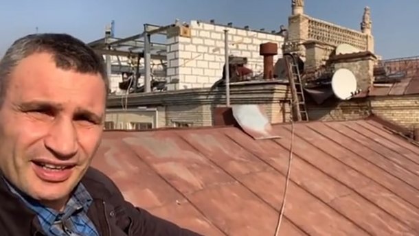 Кличко залез на крышу в центре Киева (ВИДЕО)