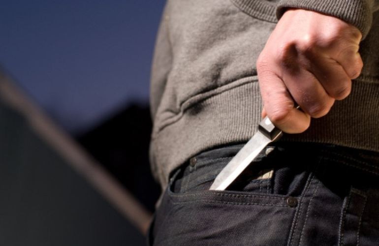 В Запорожской области мужчина с электрошокером и ножом ограбил пенсионерку (ФОТО)