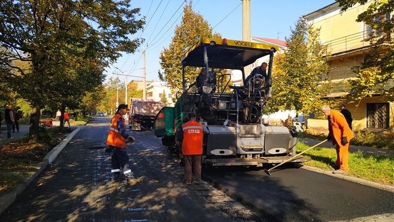 В Запорожье ремонтируют участок дороги возле одного из домов культуры (ФОТО)