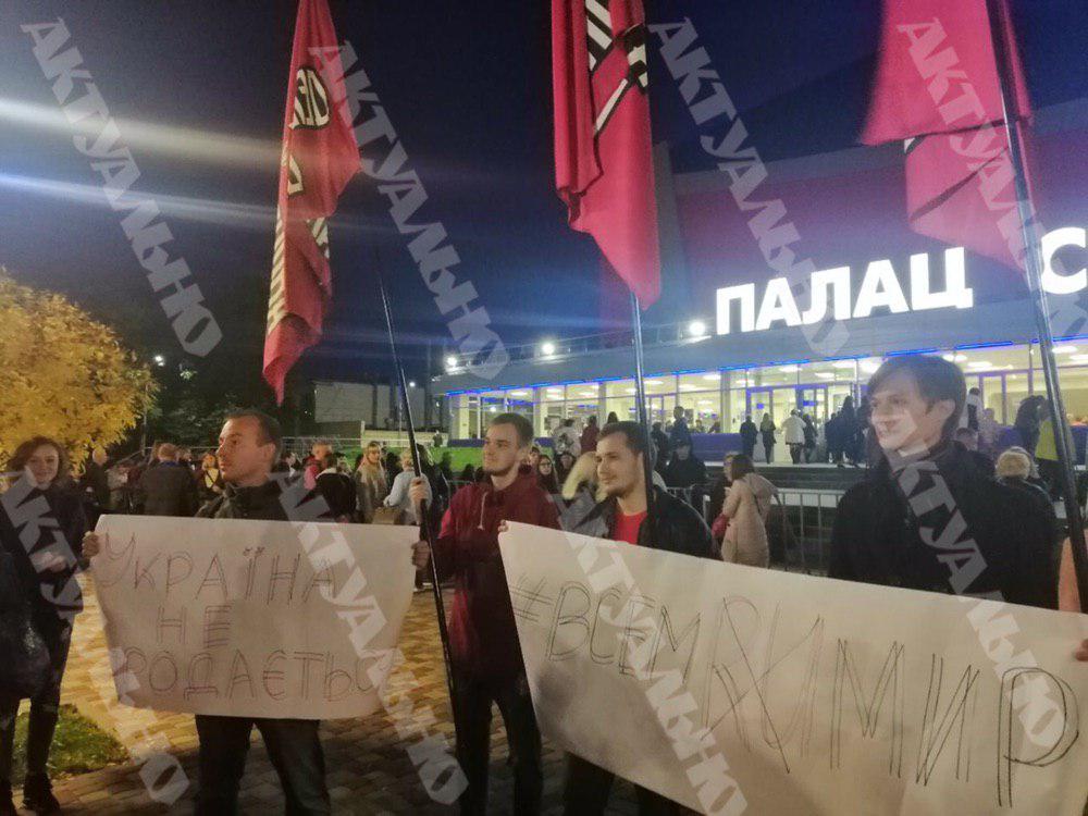 “Винник, ты не прав!”: запорожцы собрались на акцию протеста возле Дворца спорта (ВИДЕО, ФОТО)