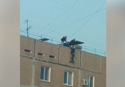 Запорожские полицейские устанавливают мотивы поведения 13-летней девочки, которая хотела спрыгнуть с крыши (ВИДЕО)